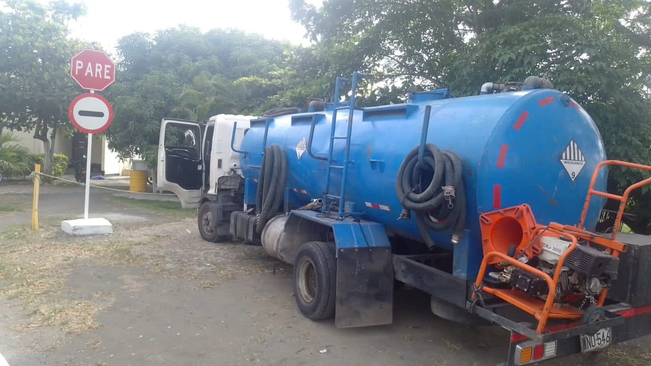 Carrotanque para succión y transporte de aguas residuales en Santander