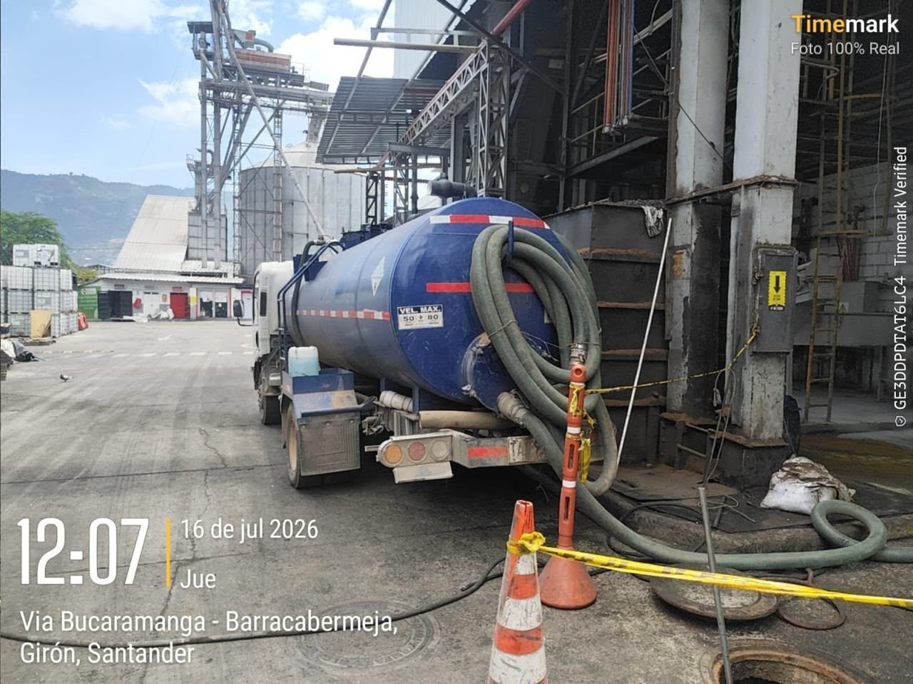 Personal y equipos de Fumisantander en una instalación con zonas verdes de Santander