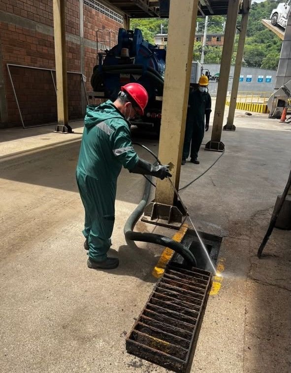 Operario de Fumisantander conectando el equipo de succión en Santander