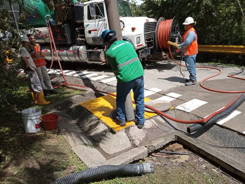 Cuadrilla de Fumisantander durante la limpieza de un pozo séptico en Santander