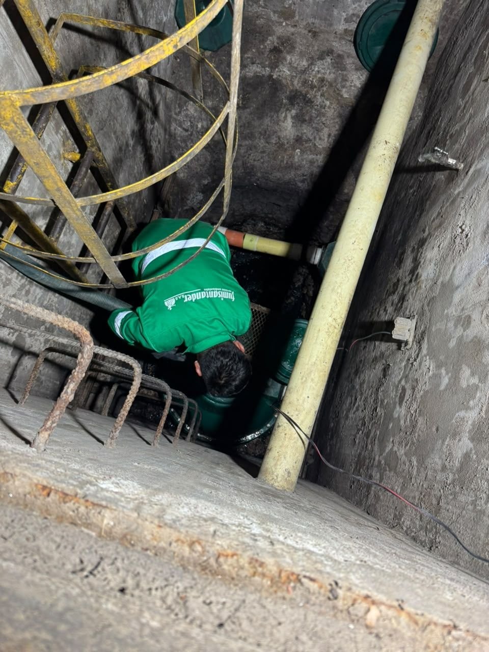 Limpieza interior de una trampa de grasa en Santander