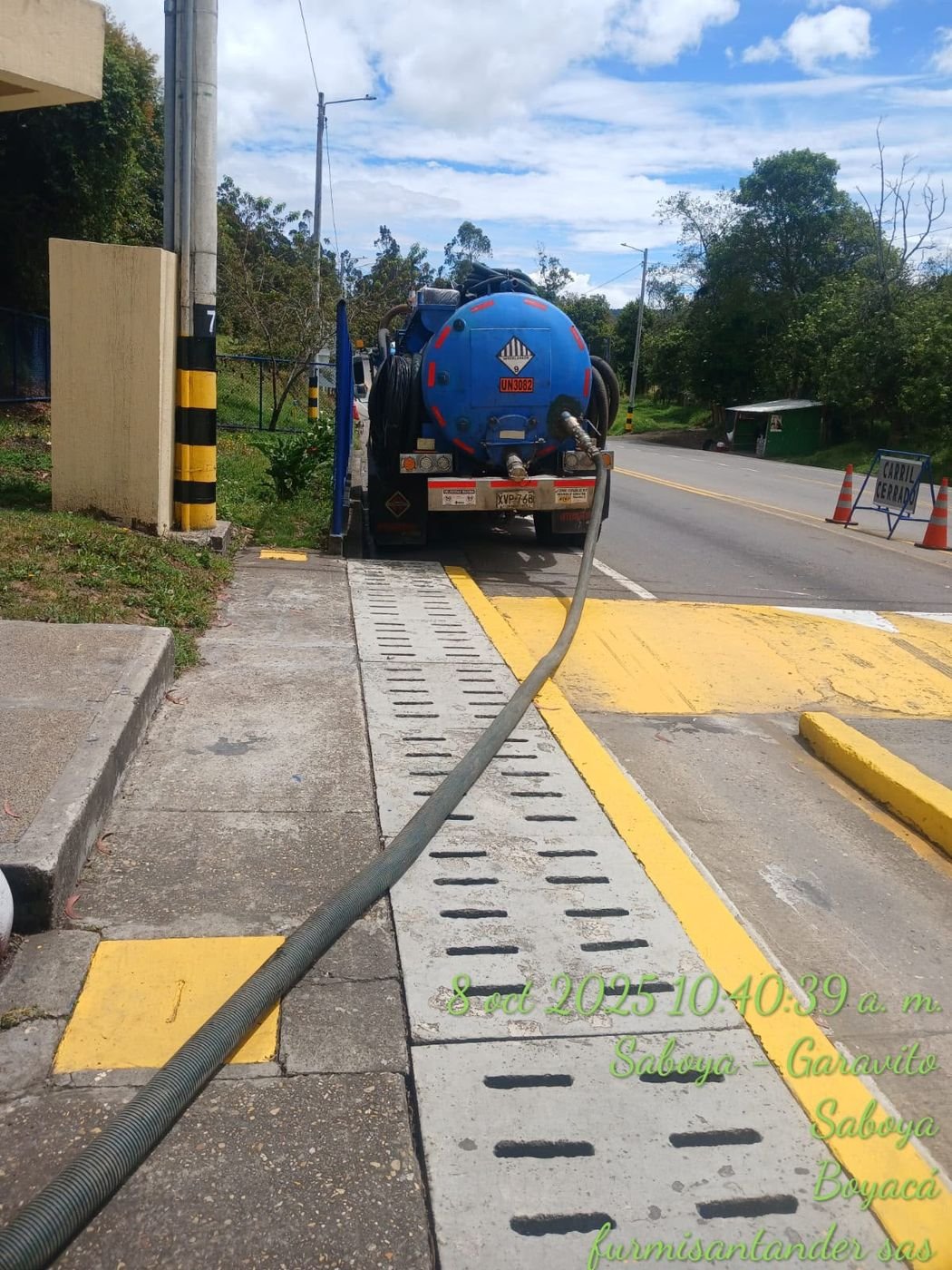 Trampa de grasa con rejilla de acceso durante la limpieza en Santander