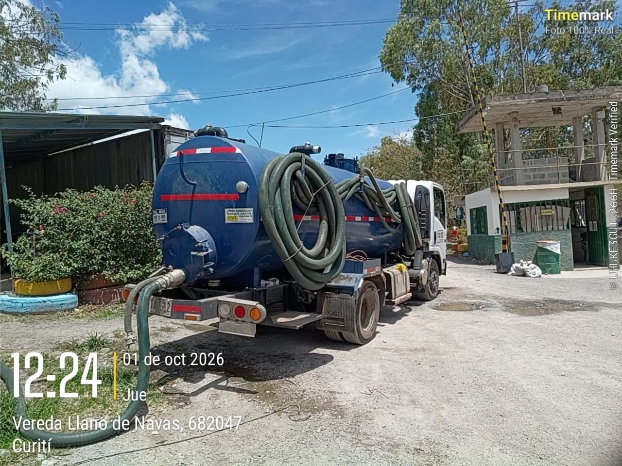 Vehículo de Fumisantander en una propiedad rural de Santander